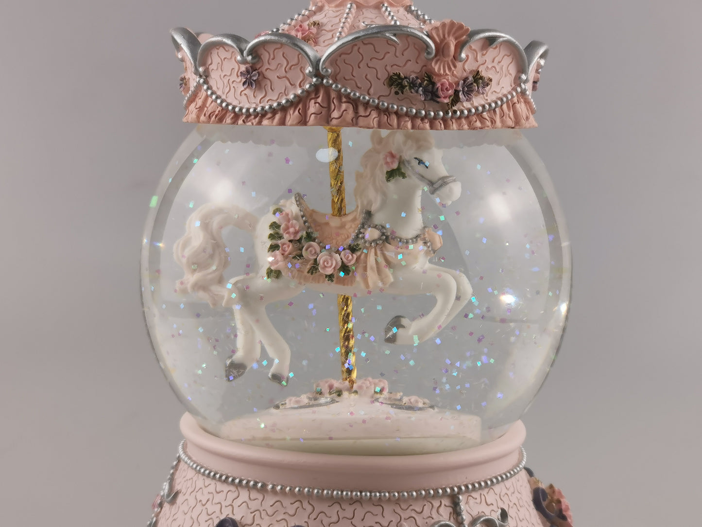 Carousel snow globe