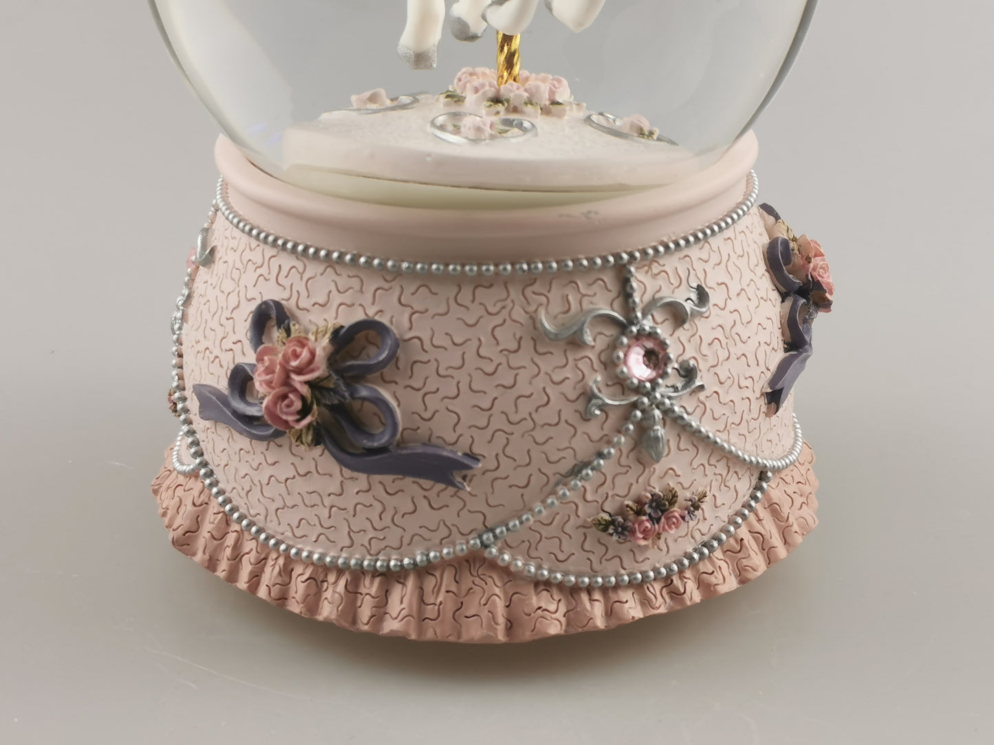 Carousel snow globe