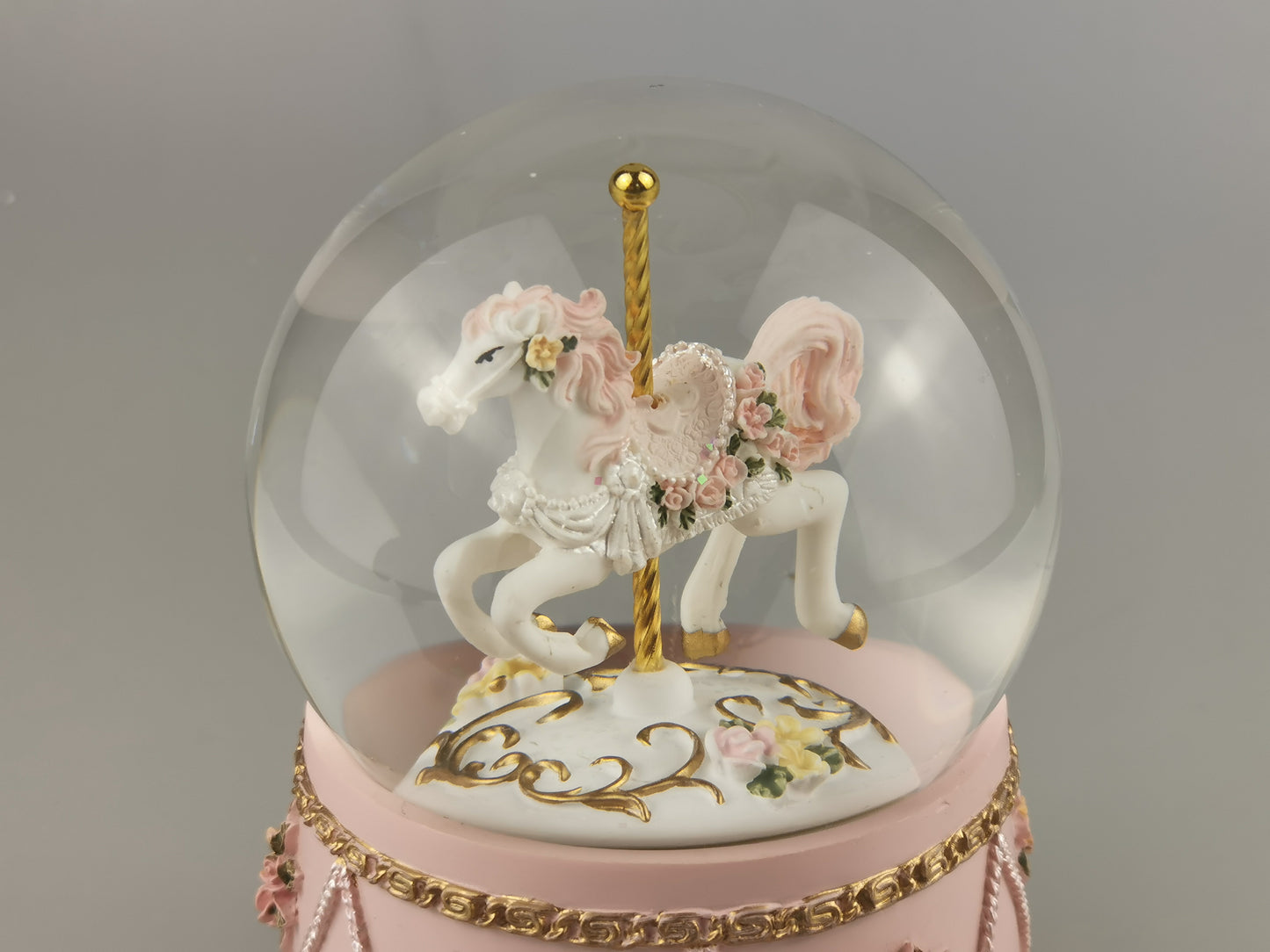 Carousel snow globe