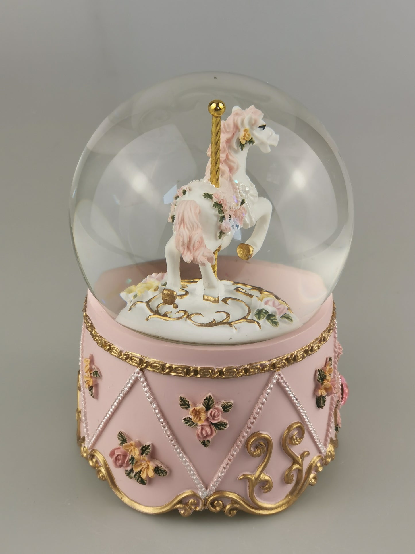 Carousel snow globe