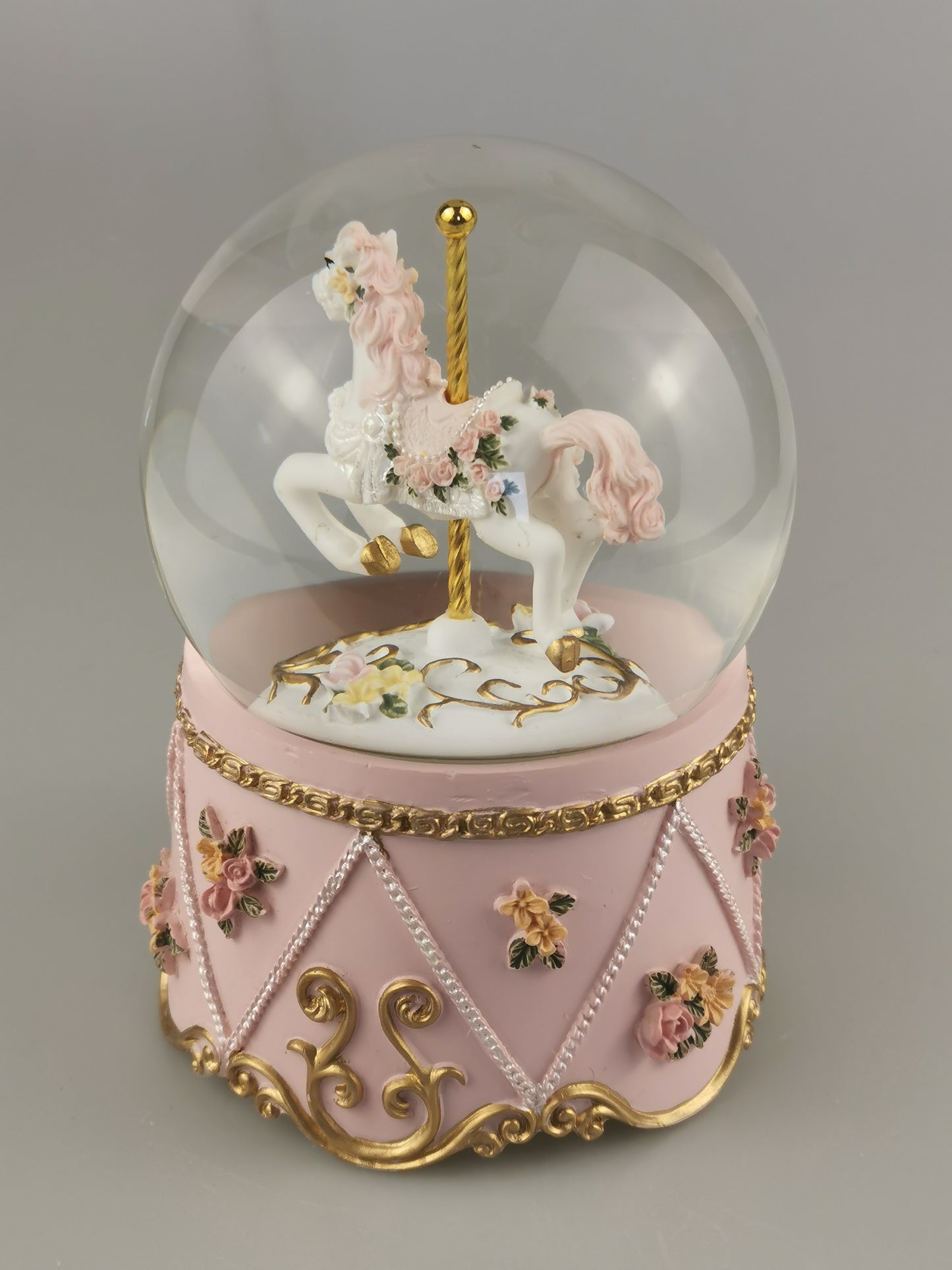 Carousel snow globe
